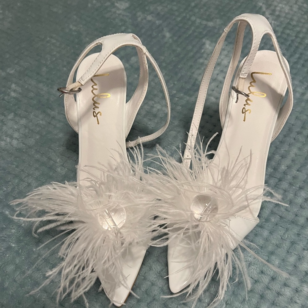 NWOT Lulu’s White Feather Heels